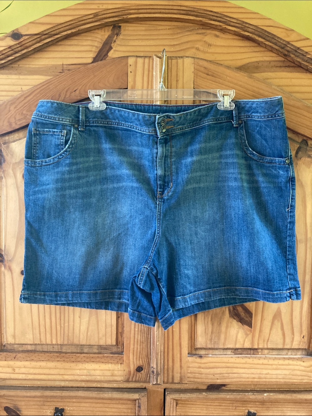 Women's Lane Bryant distressed blue jean shorts size 28